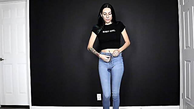 Brunette solo masturbation on webcam