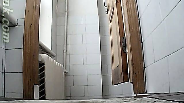 Pale skin booty of a white teen chick in the toilet room