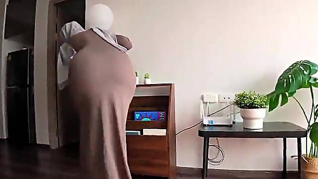Step Mother with humungous lush rump accidentally caught my morning lollipop