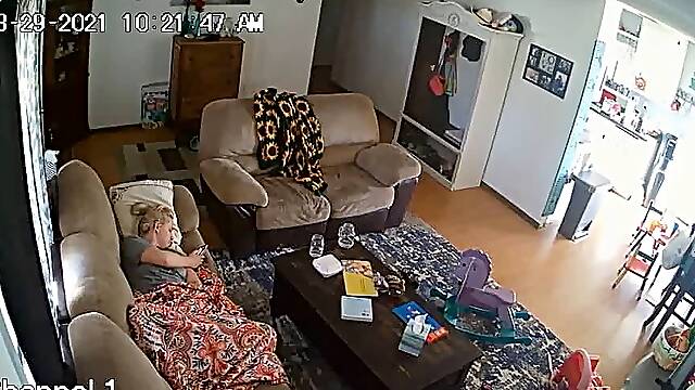 IPCAM – American mother masturbating on the couch