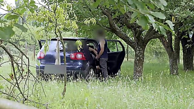 Un voyeur filme un couple en train de baiser