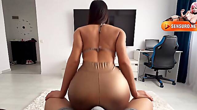 MILF in oiled leather leggings gets a dry hump climax