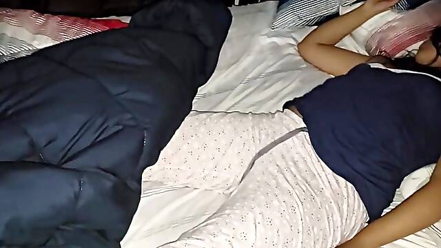 Desnudandeacute_ a mi hermana y le metandiacute_ los dedos