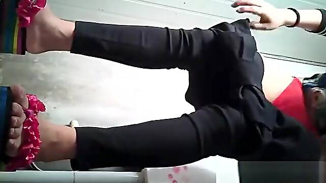 Chinese girls go to the toilet.18